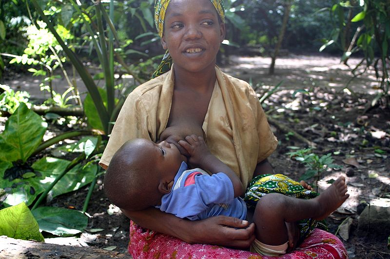 A woman in Zanzibar breastfeeds and infant. (Brocken Inaglory/CC BY-SA 3.0/Wikipedia)
