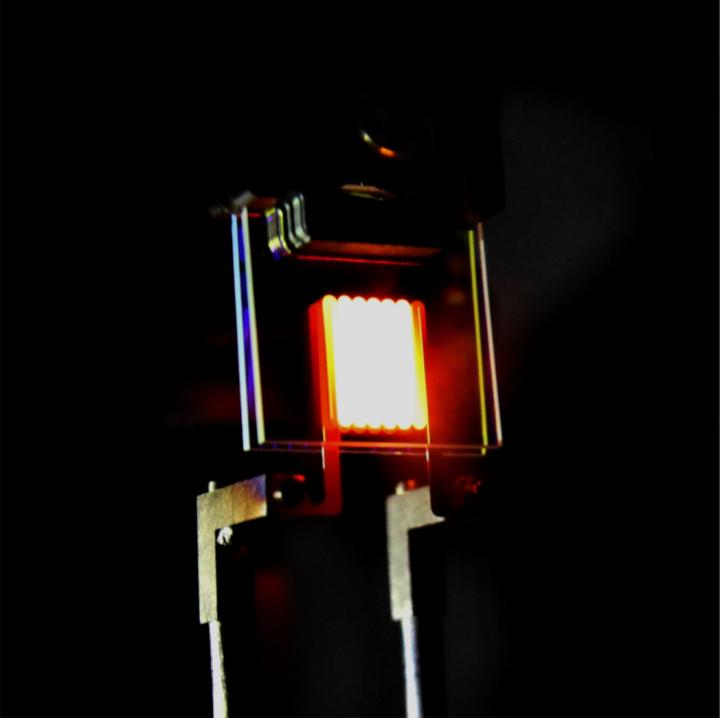 106335_web A nanophotonic incandescent light bulb demonstrates the ability to tailor light radiated by a hot object Ognjen Ilic