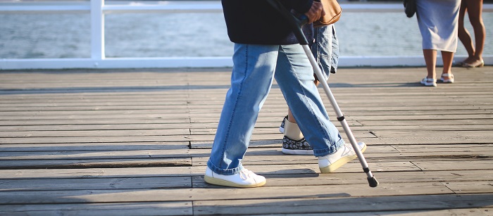 woman-walking-jeans-pier Kaboompics Karolina